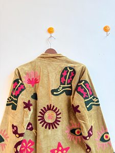 Chaqueta Acolchada de Terciopelo Bordada a Mano, Ropa Bohemia con Tema de Atardecer Tropical, Bordado Suzani, Reversible y Ecológica - Product Image 4
