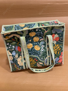 Sac fourre-tout matelassé vert floral fait main en tissu imprimé, sac à bandoulière léger pour le quotidien, sac de shopping de créateur - Product Image 3