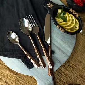 Ensemble de couverts élégants en métal pour table de cuisine, cuillère, fourchette, paire de service, parfait pour une mise en scène contemporaine de la salle à manger - Product Image 6