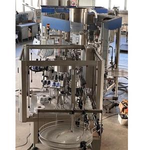 Machine d'étiquetage automatique à fusion à chaud BOPP de qualité supérieure et économique pour les applications d'emballage de bouteilles PET, de boissons et de liquides - Product Image 1