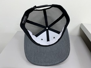 Gorra Trucker de 6 Paneles Color Gris Jaspeado con Parche de Cuero Marrón con Logotipo Grabado, Ajustable, Unisex, Estilo Casual - Product Image 5