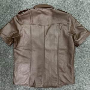 Camisa de Cuero Genuino Negra Vintage para Hombre, Manga Corta, Cuello Clásico, Estilo Desgastado, Uniforme de Motero, Precio al por Mayor - Product Image 3