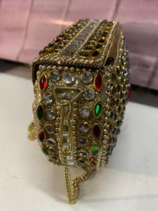 Bolso Mini con Cadena de Diamantes de Imitación y Forro de Terciopelo, Cartera con Solapa Dorada, Bolso de Mano Decorativo para Fiestas y Bodas - Product Image 4