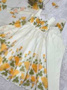 Robe Anarkali en organza de soie pure, imprimé floral, avec dupatta et pantalon, prête à porter, pour occasions spéciales. - Product Image 5