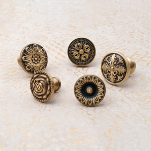 Pomo de latón antiguo con diseño floral, tirador decorativo en relieve para cajones, manija ornamental para muebles, tirador vintage para armarios y cómodas. - Product Image 2