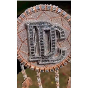 Pendentif personnalisé en moissanite avec lettre, breloque ronde sertie de cristaux et gland en plumes - Product Image 2