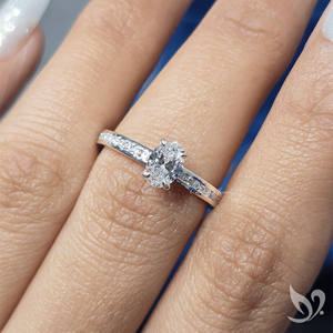 แหวนเพชรทรงรี 0.50 กะรัต เพาะเลี้ยงในห้องปฏิบัติการ รับรองโดย IGI ฝังแบบช่องและแบบพาเว่ วงแหวนทองคำขาว 10K - Product Image 5