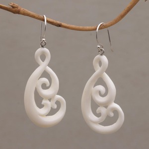 Boucles d'oreilles en os naturel, bijoux faits à la main, style bohème chic - Product Image 2