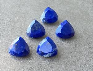 Pierre précieuse naturelle Lapis Lazuli en forme de cœur, taille facetée, calibrée, pour la lithothérapie et la fabrication de bijoux - Product Image 4