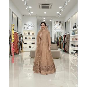 Collection SSUMAIRA - Élégante robe maxi pakistanaise en organza brodé blanc, style Salwar Kameez, longueur classique, luxe, Chikankari - Product Image 4