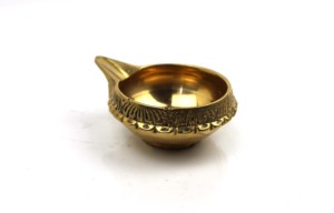 Lampe à huile traditionnelle indienne Kuber Diya en laiton poli, artisanat Nirmala, avec bordure embossée, pour la maison ou le bureau - Product Image 6