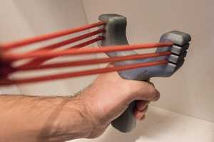 Slingshot en plastique gris durable avec bandes élastiques rouges, poignée DIY, léger, pour les sports de plein air et la pratique de la cible - Product Image 3