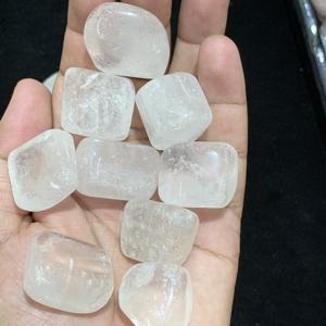 Venta al por mayor de piedras de selenita blanca natural auténtica pulidas y grabadas con motivos de amor para decoración de hogar y oficina, con propiedades curativas y de Feng Shui. - Product Image 1