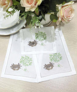 Servilletas de Bebidas Bordadas Personalizadas al por Mayor con Diseño de Cangrejo, Servilletas de Algodón Blanco con Dobladillo, Servilletas de Cóctel para Eventos en el Hogar y Bares - Product Image 1