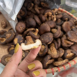 เห็ดชิตาเกะอบกรอบธรรมชาติราคาถูก ผลิตภัณฑ์อบแห้งแบบแช่แข็ง ขนมขบเคี้ยวทอดสุญญากาศ ผลไม้เขตร้อน โรงงานเวียดนาม - Product Image 1