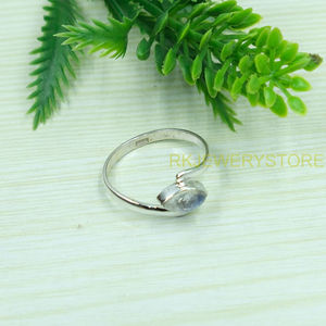 Bague en argent sterling 925 avec pierre de lune arc-en-ciel naturelle |   Bague ovale artisanale en pierre gemme pour femme, vente en gros, bijoux en pierre de lune pour elle - Product Image 2