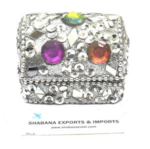 Caja de Joyería Decorativa Artesanal para Anillos, Pendientes y Collares, Organizador Cuadrado con Cuentas y Piedras - Product Image 5