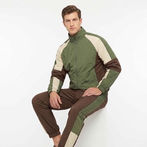 Survêtement de jogging réfléchissant en nylon personnalisé avec logo OEM, coupe-vent pour homme, ensembles en nylon avec bandes de surpiqûre blanches pour homme - Product Image 4