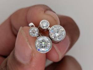 Pendientes Lurba Jewels de 1.50 Ct con Moissanita, Diseño Vintage y Moderno, Engastados en Bisel, Oro Blanco Sólido de 14k, Joyería de Boda para Mujer - Product Image 4