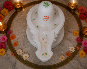Lingam de Shiva de Mármol Blanco Ecológico de Alta Calidad, Hecho a Mano, Patrimonio de Agra, Ídolo del Dios Hindú para Culto en Templos y Decoración del Hogar - Product Image 2