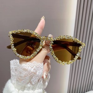 Lunettes de soleil rétro rondes 2025 avec monture perlée pour femme, lunettes roses tendance pour homme, verres solaires diamantés, protection UV400 pour la plage - Product Image 2