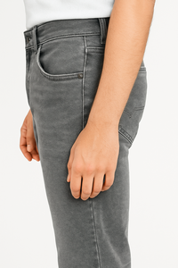 Jeans ajustados color gris carbón premium para hombre, hechos con tela vaquera elástica de alta calidad que ofrece una comodidad superior. - Product Image 5