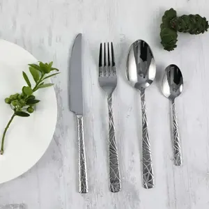 Ensemble de couverts en métal au design minimaliste moderne pour table à manger de style scandinave et décoration intérieure. - Product Image 6