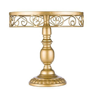 Juego de tres soportes redondos para pasteles de metal dorado con bordes con patrones geométricos recortados, disponibles a precios de mayorista. - Product Image 4
