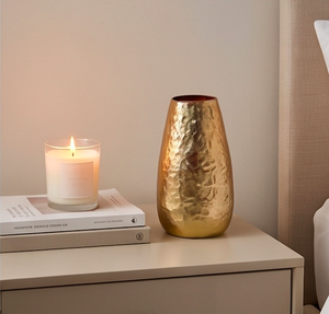 Vase en métal martelé doré élégant pour la décoration intérieure moderne, parfait pour les fleurs artificielles, la table d'entrée ou l'affichage sur étagère. - Product Image 6