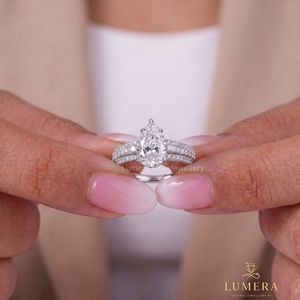 Bague de fiançailles pour femme avec diamant taille poire, halo et pierres latérales, style romantique, certifiée IGI - Product Image 5