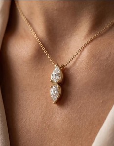 Collar con Colgante de Diamantes de Corte Pera Doble en Oro Amarillo Sólido, Gargantilla Minimalista con Dos Piedras en Racimo Vertical, Elegante para Uso Diario - Product Image 1