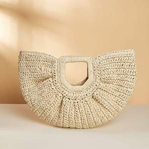 Transformez vos tenues élégantes avec ce sac en fil naturel stylé, au design artistique et à la forme incurvée, avec une poignée solide. - Product Image 2