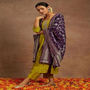 Conjunto de Kurta, Pantalón y Dupatta de Seda Artística Color Mostaza para Mujer, Marca VASTRA COTTAGE, con Trabajo de Tejido, Traje Étnico Elegante para Fiestas - Product Image 5