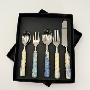 Produit très demandé : Ensemble de couverts en acier inoxydable de 5 pièces avec manche en résine pour la maison, l'hôtel et la restauration à un prix raisonnable - Product Image 1