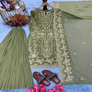 Conjunto Elegante VASTRA COTTAGE de Kurti, Pantalón y Dupatta, Top de Georgette con Bordado de Lentejuelas, Pantalón Palazzo, Ropa Étnica India con Estilo - Product Image 5