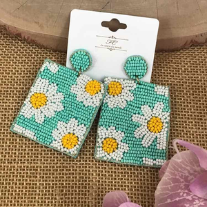 Estos pendientes de moda con diseño de piña bordados a mano con cuentas de semillas, ideales para mujeres, de la marca Blossom Craft India. - Product Image 4