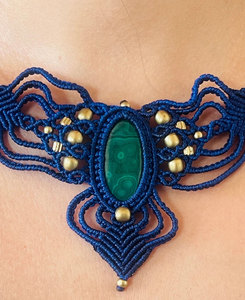 Collar de Macramé Hecho a Mano con Malaquita, Gema Verde, Colgante de Macramé Azul Intrincado, Joyería Boho Tribal con Cristal Curativo - Product Image 3