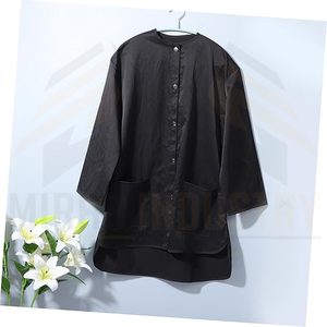 Batas unisex de algodón negro, transpirables, de manga larga, con botones frontales y diseño de bolsillo para trabajo de barbería. - Product Image 1