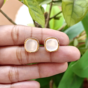 Pendientes de tuerca de piedra lunar blanca con forma de cojín, chapados en oro de 18k, estilo geométrico, para uso diario, para niñas, venta al por mayor - Product Image 4