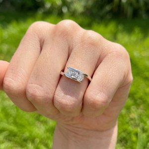 Bague en argent sterling 925 plaqué or 18 carats de style hip-hop avec moissanite taille brillant, étincelante, élégante, bijou de mode, cadeau - Product Image 4