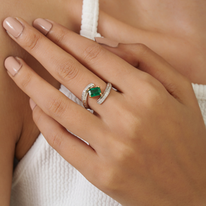 แหวนทองคำแท้ 18K สองสี ประดับมรกตและเพชร ดีไซน์ทันสมัยประจำเดือนพฤษภาคม ผู้ผลิตเครื่องประดับ ODM OEM ขายส่ง - Product Image 2