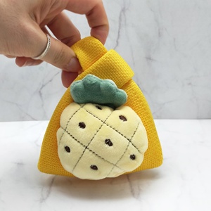 Mini sac à tricoter en jaune doux avec un ananas 3D sur le devant, utilisé comme porte-monnaie, petite pochette pour un anniversaire ou un souvenir - Product Image 3