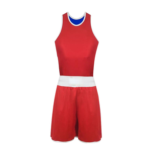 Ensemble débardeur et short de boxe rouge en polyester, vêtements d'entraînement confortables pour toutes les saisons - Product Image 1