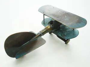 Modelo de Biplano Metálico Vintage, Escultura Art Deco, Decoración Industrial, Figura Artística para Exhibición en Mesa de Oficina u Hogar - Product Image 4