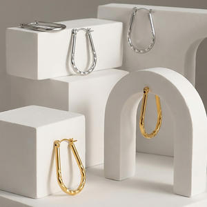 Aros de Acero Inoxidable con Baño de Oro de 18K en Forma de U Texturizados al por Mayor - Product Image 4