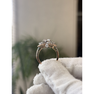 Anillo de Compromiso Exclusivo con Tres Diamantes Cultivados en Laboratorio, Diseño Vintage con Halo, 1.97CT VVS VS EF, Oro Sólido para Mujer - Product Image 5