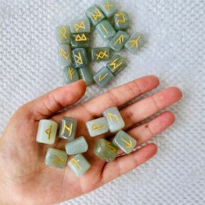 Ensemble de Pierres Runices en Aventurine Verte Naturelle, Magnifiques Cristaux Futhark, Agate Muntaha Gravée à la Main de Qualité Supérieure, pour l'Amour et le Feng Shui, Guérison - Product Image 1