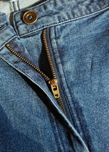 Jeans de mezclilla ajustados vintage ecológicos para mujer con dobladillo deshilachado y rotos en la rodilla, estilo cropped con puños - Product Image 6
