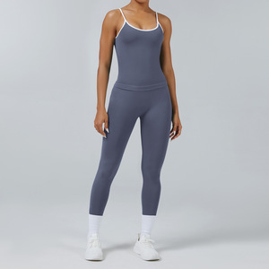 Conjunto de yoga sexy a cuadros de fábrica: Top de tirantes finos de alto soporte para mujer y leggings levanta glúteos para entrenamiento - Product Image 6