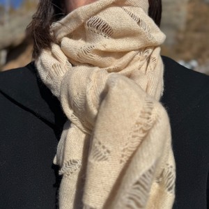 Écharpe en cachemire pur à carreaux pour femme, couleur personnalisée, tricot ajouré, longue, légère, écologique, douce et chaude, châle pour le printemps et l'automne - Product Image 6